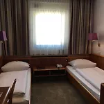 Hauser An Der Universitaet Hotell