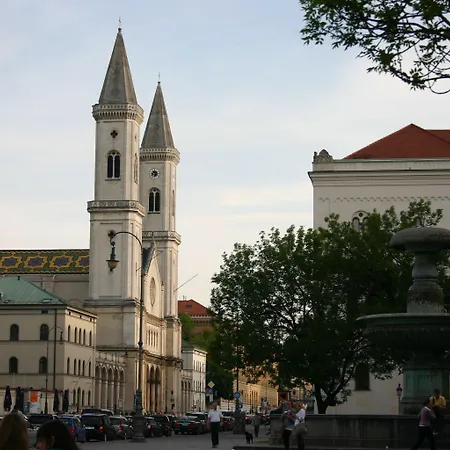 Hauser An Der Universitaet מינכן