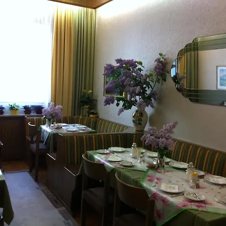 Hauser An Der Universitaet 3*