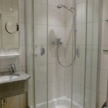 Hauser An Der Universitaet מלון