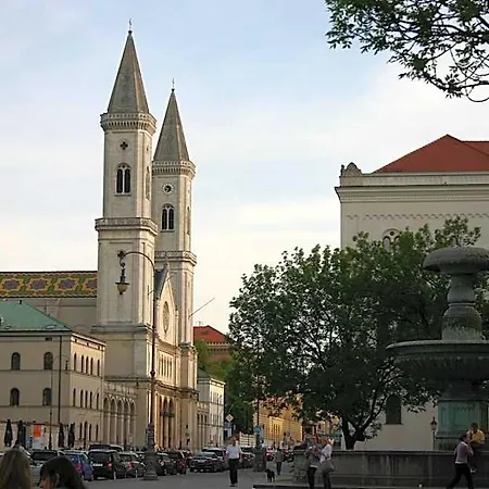 Hauser An Der Universitaet 3*