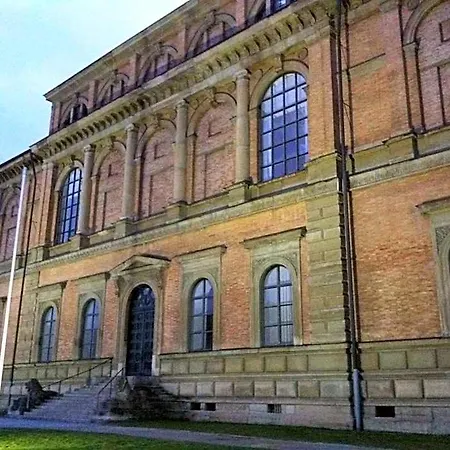Hauser An Der Universitaet 3*