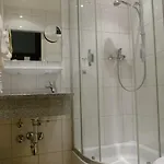 هاوزر أن دير يونيفارسيتات فندق 3*